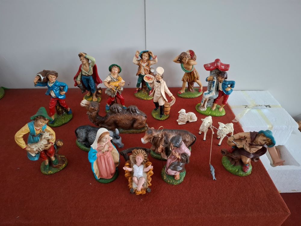 presepe in cartapesta misure cm. 20 e cm. 30 - immagine 2